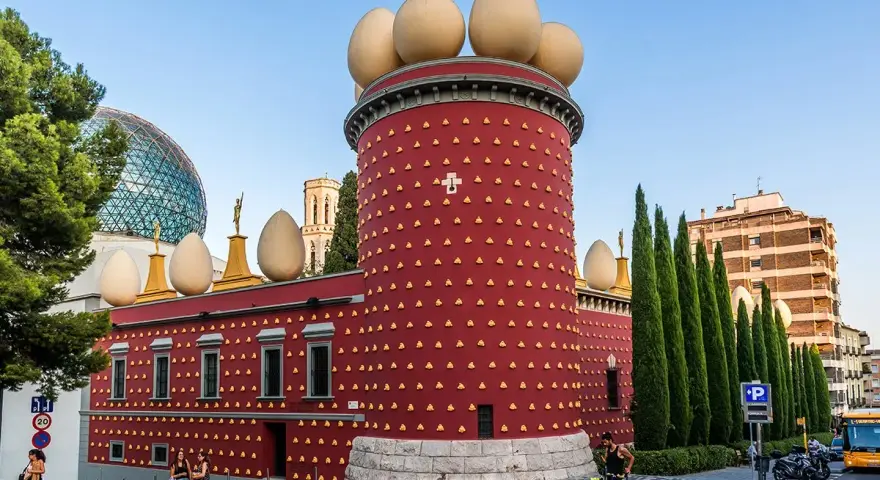 Teatr-Muzeum Salvadora Dalego w Figueres, z charakterystycznymi jajami na dachu, to surrealistyczne arcydzieło.