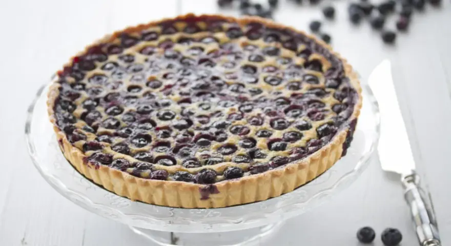 Tarta de arandanos casera, con masa dorada y arándanos jugosos, lista para disfrutar.