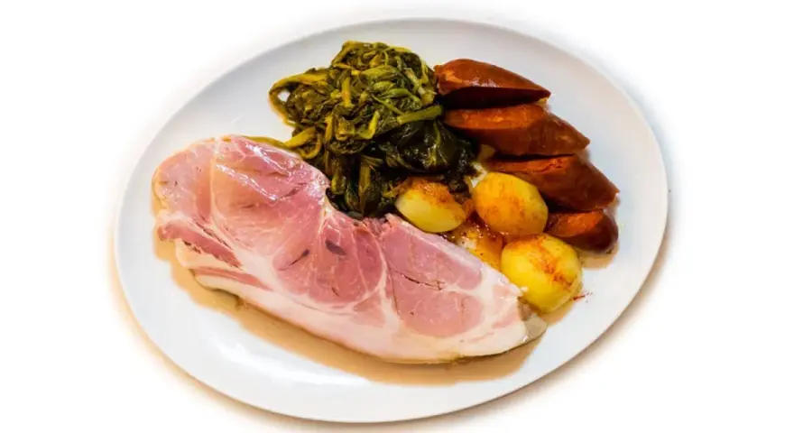 Un plato de lacón a la gallega con grelos, patatas y chorizo.