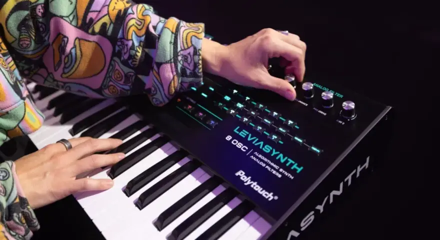 Ręce grają na syntezatorze LEVIASYNTH, tworząc dźwięki, które mogą wywołać efekt glitch sound.