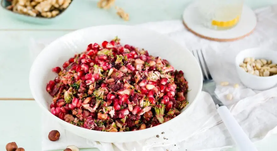 Bunter Brokkolisalat mit Granatapfelkernen und Nüssen, perfekt für den Thermomix.