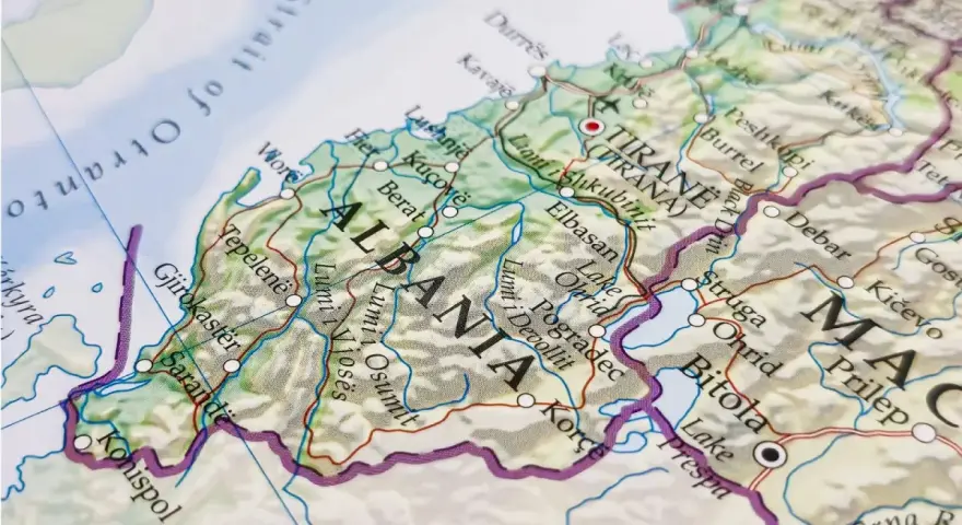 Mapa pokazuje, gdzie leży Albania, z zaznaczonymi miastami jak Tirana i wybrzeżem Morza Adriatyckiego.