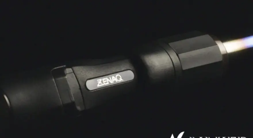 Das Zenaq-Logo auf dieser Angelrolle, die als die teuerste Angelrolle der Welt gilt, glänzt im Licht.