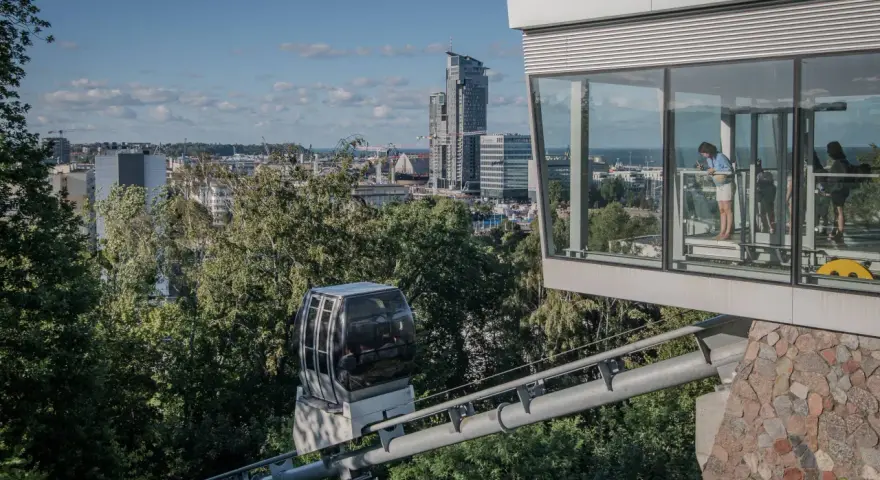 Kolejka linowa w Gdyni, z której roztacza się widok na miasto i morze. Idealne miejsce, by zobaczyć Gdynię z innej perspektywy.