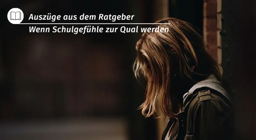 Ein Mädchen mit nach unten geneigtem Kopf, das zeigt, wie man mit Schuldgefühlen umgeht, wenn sie zur Qual werden.