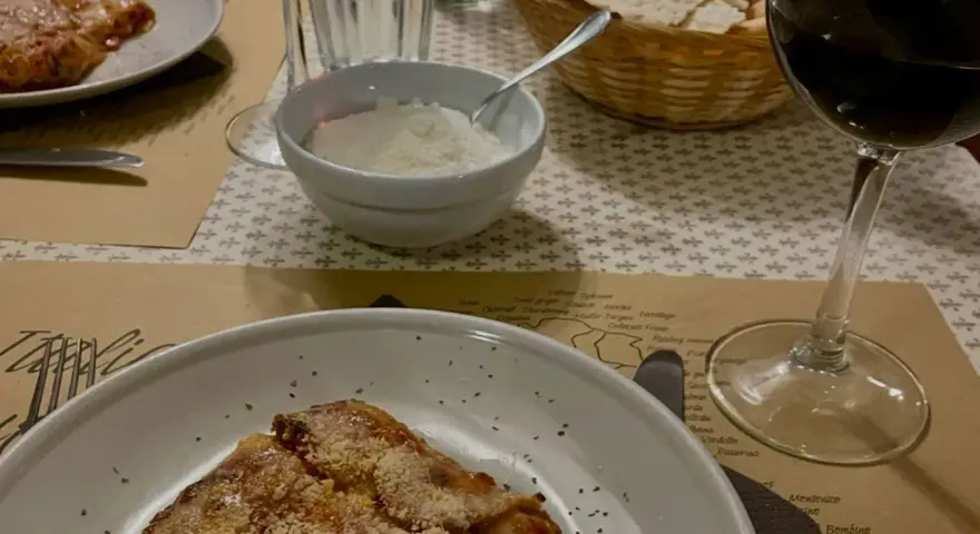 Pyszny obiad z winem i parmezanem. Idealne miejsce, gdzie dobrze zjeść w Chełmie.