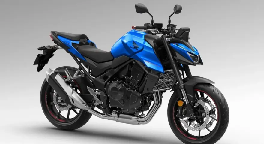 Niebieski motocykl Honda Hornet 750 z czarnymi akcentami, gotowy do jazdy po mieście.
