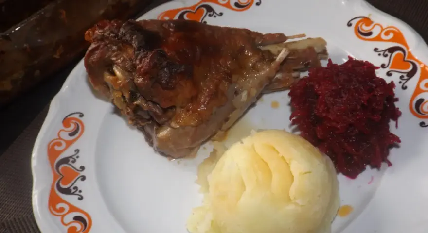 Pyszna golonka z indyka pieczona, podana z purée ziemniaczanym i buraczkami. Idealny obiad!