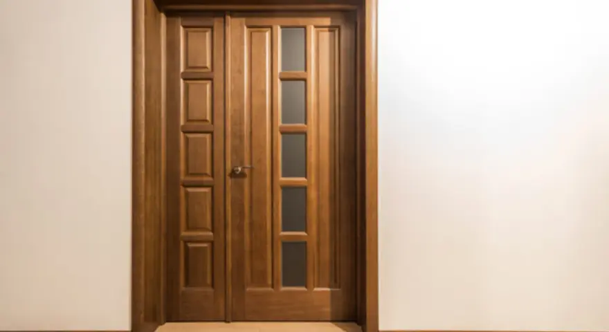 Puertas dobles de madera con paneles y vidrio, ideales para inspirarte sobre como elegir el color de las puertas de interior.