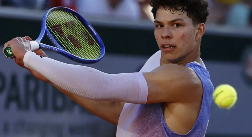 Ben Shelton, a joven tenista, golpea la pelota. Su edad es un factor clave en su prometedora carrera.