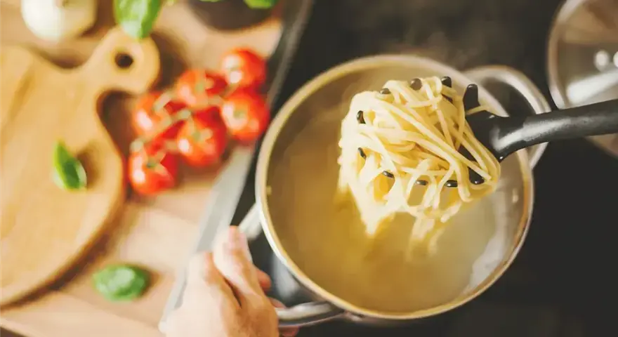 Jak ugotować makaron al dente? Proste triki, by uniknąć błędów