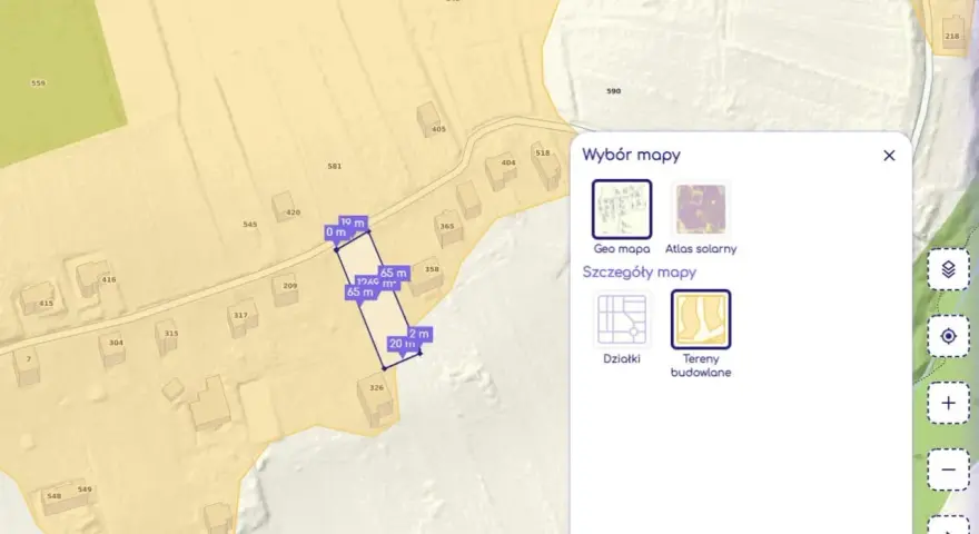 Mapa z zaznaczonymi wymiarami i polem działki, obok okno wyboru mapy z opcjami "Geo mapa", "Atlas solarny", "Działki" i "Tereny budowlane".