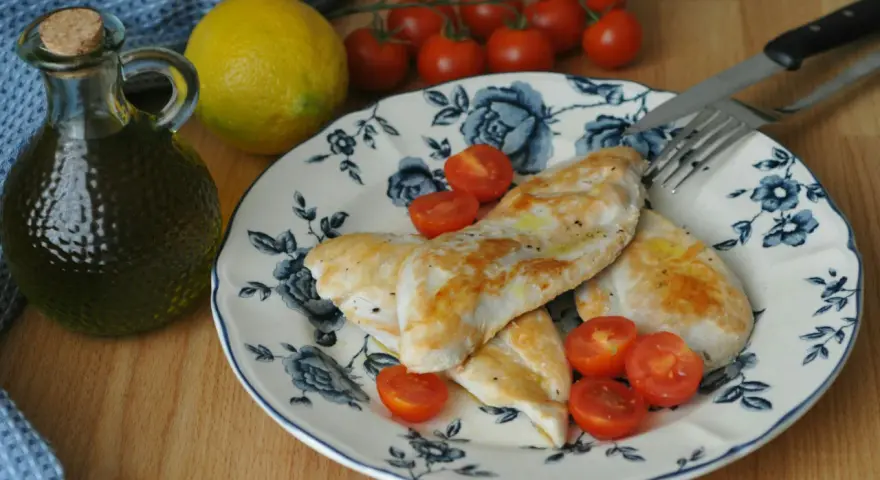 Petto di pollo alla piastra con pomodorini e limone, perfetto con una salsa leggera.