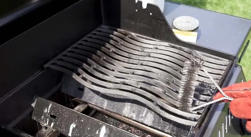 Der Grillrost ist schmutzig und muss gereinigt werden. Ein Grill schimmelt unter der Abdeckung, wenn er nicht richtig gelüftet wird.