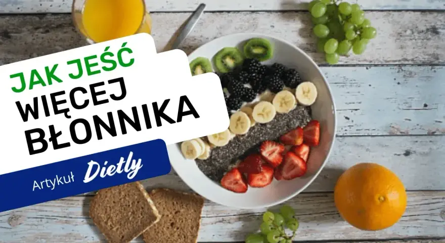 Jak jeść więcej błonnika? Pyszna owsianka z owocami, chleb pełnoziarnisty i sok pomarańczowy – idealne produkty bogate w błonnik na zdrowy start dnia.