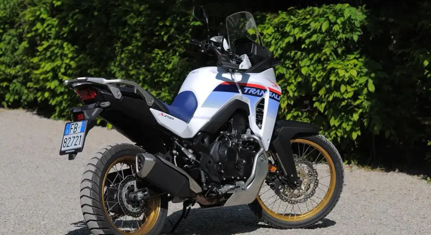 Honda Transalp 750 bianca e blu, con logo "Transalp" sul fianco. L'altezza sella è ideale per affrontare ogni tipo di strada.