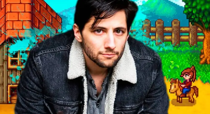 El creador de Stardew Valley, Eric Barone, posa frente a su mundo pixelado.