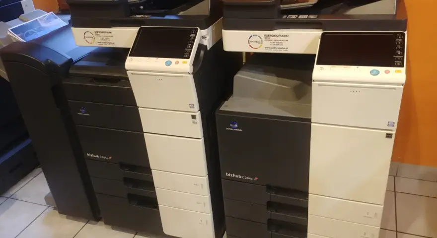 Dwie kserokopiarki Konica Minolta bizhub C454e i C284e stoją obok siebie, gotowe do pracy.