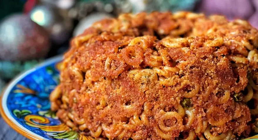 Anelletti alla siciliana dorati e croccanti, un classico piatto siciliano pronto per essere gustato.