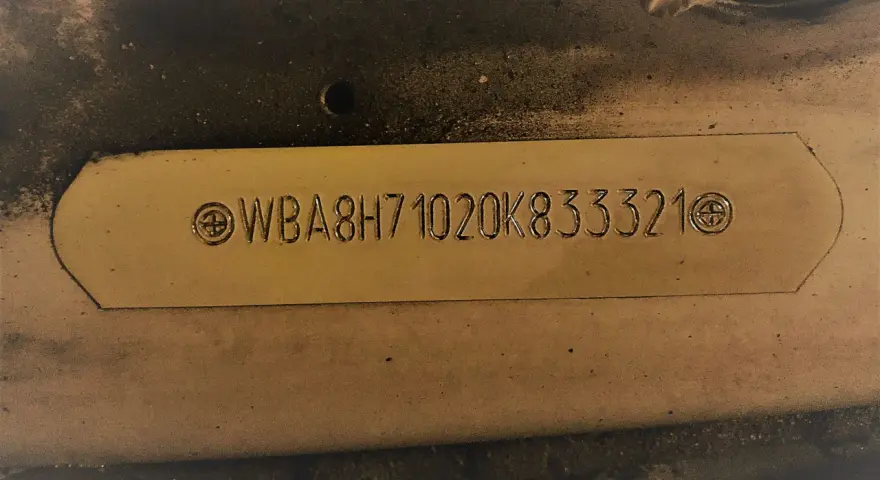 Wyryty numer VIN pojazdu: WBA8H71020K833321. To unikalny identyfikator Twojego samochodu.