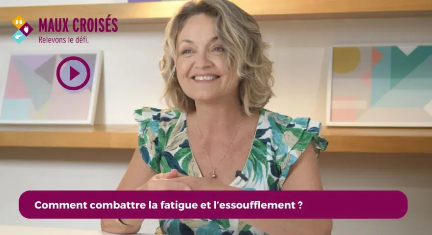 Une femme souriante parle de comment combattre la fatigue et l'essoufflement, peut-être lié à la dyspnée d'effort.