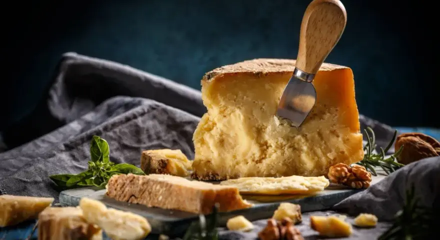 Ile kalorii ma parmezan? Zaskakujące wartości odżywcze sera