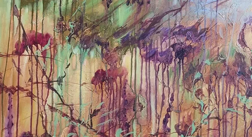 Abstraction végétale aux coulures de base peinture acrylique. Des teintes de pourpre et de vert se mêlent sur un fond ocre.