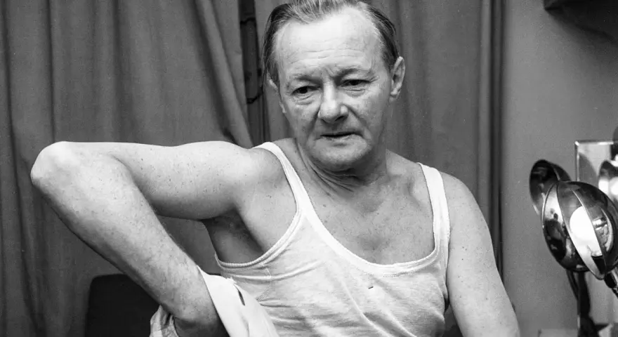 Tadeusz Fijewski w białej podkoszulce, przygotowujący się do sceny w jednym ze swoich filmów.