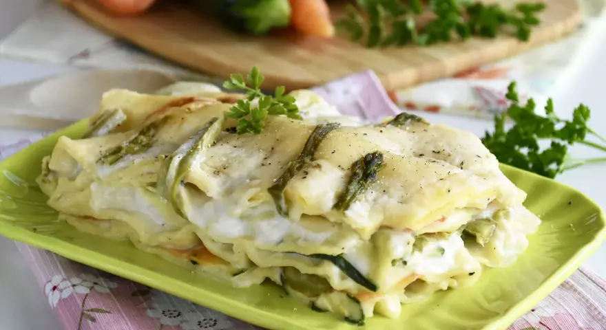 Lasagne primavera cremose con zucchine e carote, una delizia da provare.