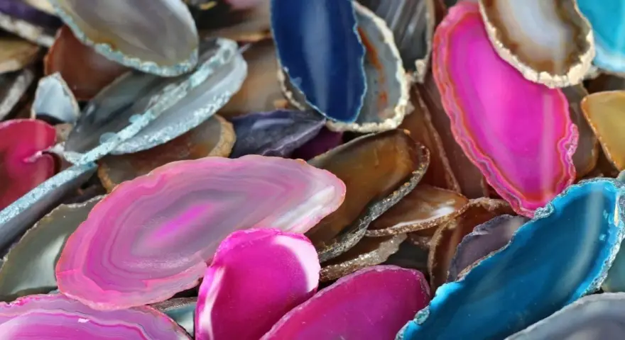 Kolorowe plastry agatu, przypominające kwiaty, ukazują swoje właściwości w żywych barwach.