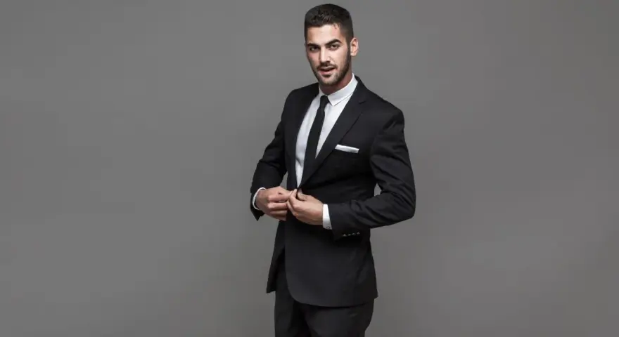 Uomo elegante con un completo nero, perfetto per il colore vestito laurea uomo.