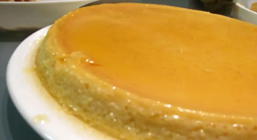Budino di semolino fatto in casa da Benedetta, dorato e lucido, pronto per essere gustato.