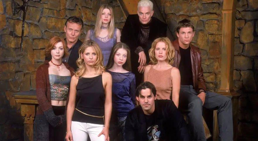 Il cast di Buffy l'ammazzavampiri posa insieme, pronto ad affrontare le forze oscure.