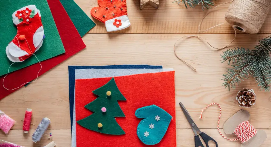 Materiały do tworzenia świątecznych kartki diy: filc, sznurek, igły, nożyczki, koraliki i ozdoby.