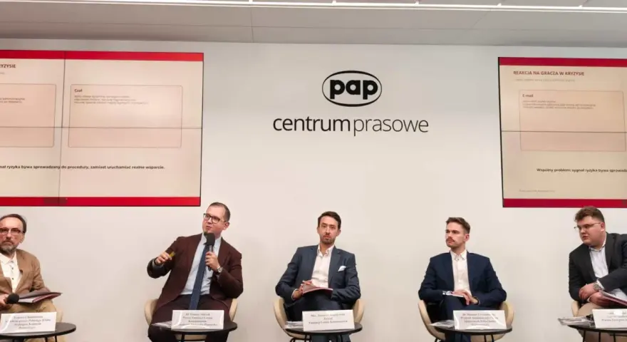 Panel dyskusyjny w Centrum Prasowym PAP. Prelegenci omawiają reakcję na gracza w kryzysie, wskazując na problemy z procedurami zamiast realnego wsparcia.