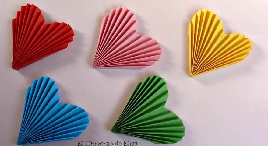Corazones de papel plegado en rojo, rosa, amarillo, azul y verde. Perfectas manualidades para decoración de San Valentín.