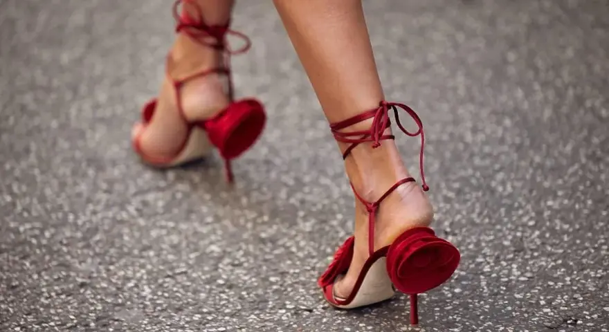 Idealne buty do czerwonej sukienki? Odkryj sekrety stylizacji!