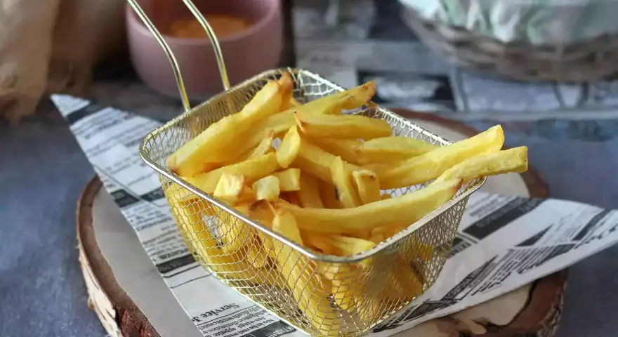 Chrupiące mrożone frytki z patelni? Mój przepis bez frytkownicy!