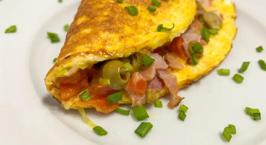 Szybki przepis na zdrowy omlet, który zmieni Twoje śniadanie na lepsze