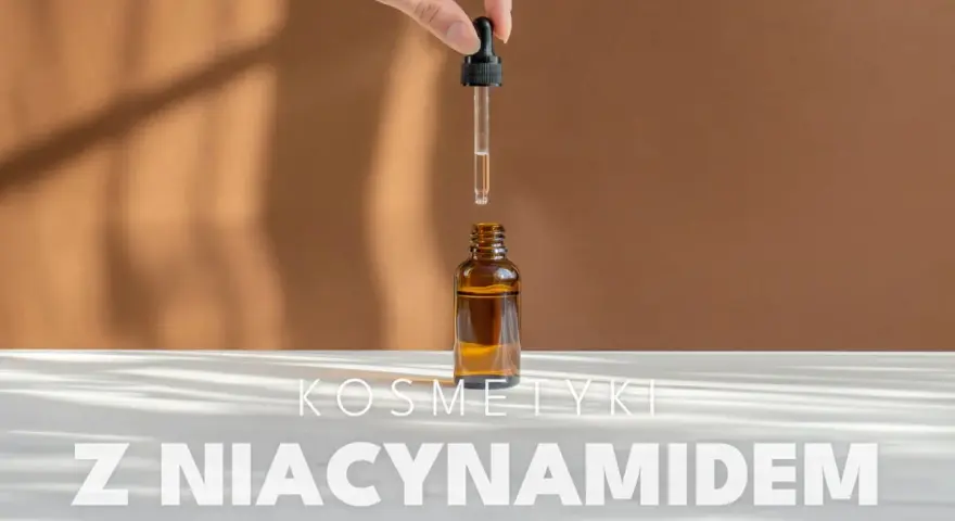 Dłoń trzyma pipetę z serum, nad buteleczką z brązowego szkła. Kosmetyki z niacynamidem to sekret pięknej skóry.