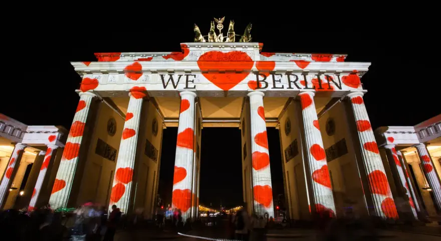 Brandenburger Tor in der city of lights Berlin, beleuchtet mit roten Herzen und der Aufschrift "WE ❤️ BERLIN".