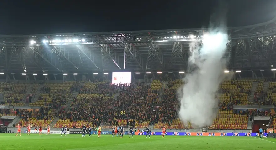 Dym z rac zasnuwa trybuny stadionu, gdzie kibice dopingują swoją drużynę. Czy to najgorszy klub na świecie, czy tylko zły dzień?