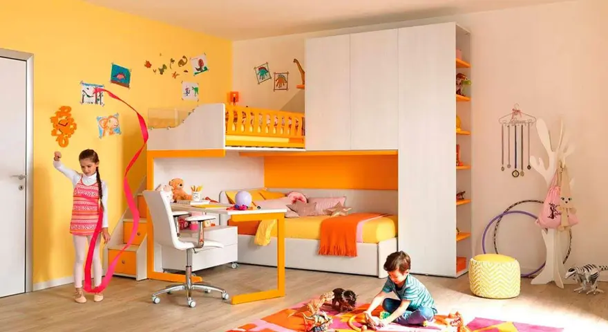 Una vivace stanza dei giochi bambini con letto a castello, scrivania e un bambino che gioca sul tappeto colorato.