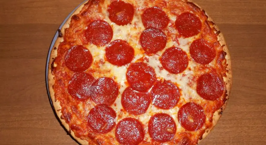 Ile kalorii ma pizza pepperoni? Zaskakujące różnice w kaloryczności!