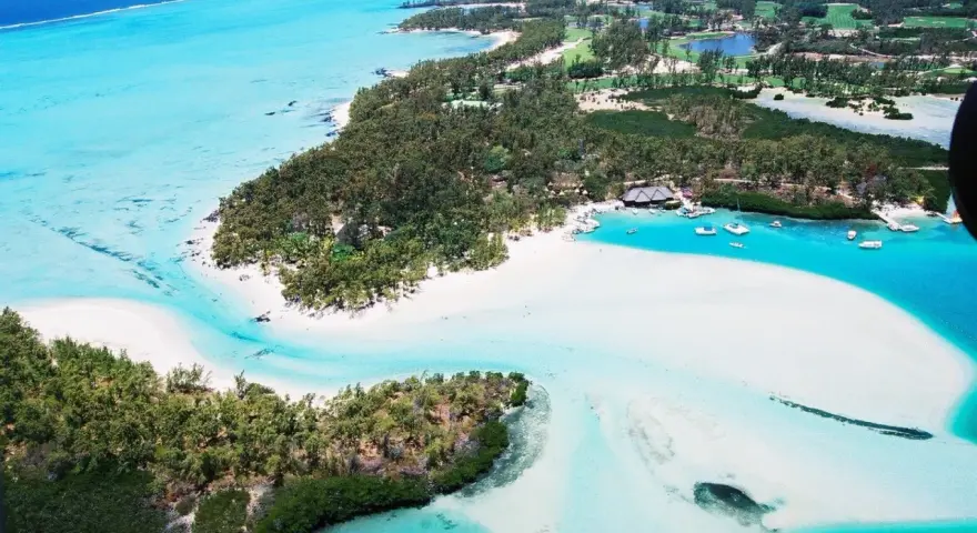 Rajska plaża z turkusową wodą i zielonymi palmami. Idealne miejsce na wakacje, gdzie marzysz o wizie na Mauritius.