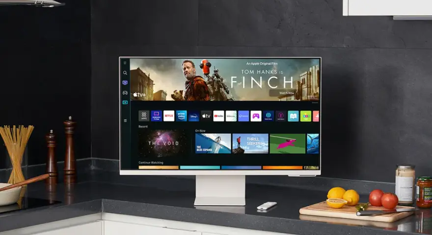 Samsung TV mit Smart Hub, zeigt Film "Finch" und Apps wie Netflix. Perfekt für Kochpausen.