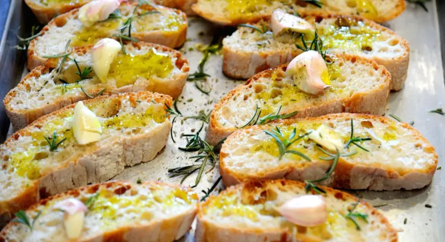 Fettunta toscana: fette di pane abbrustolito condite con olio d'oliva, aglio e rosmarino. Un classico antipasto toscano.