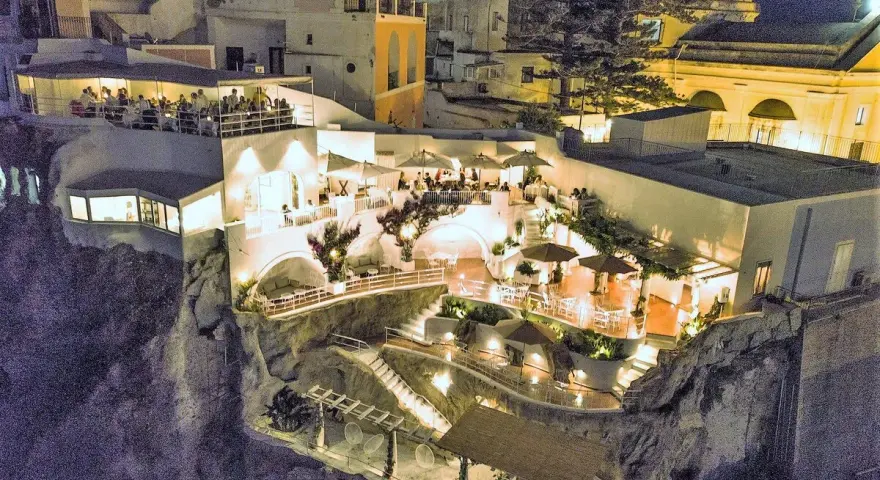 Acqua Pazza: Ricetta, Origini e il Ristorante Stellato di Ponza