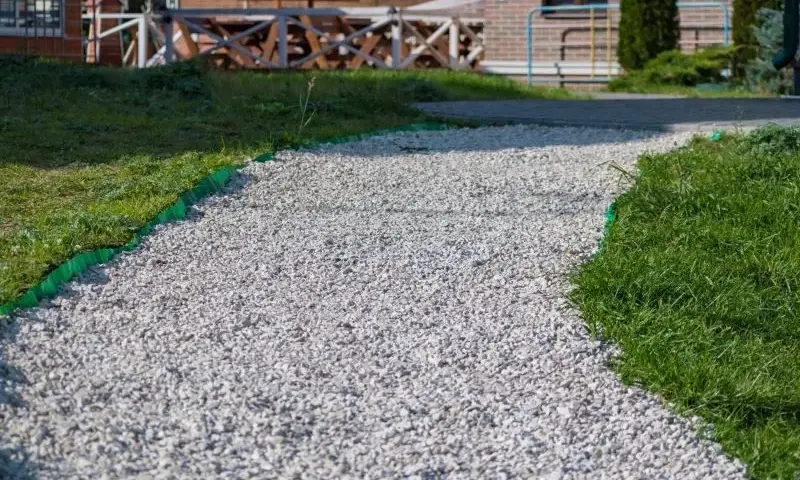 Jak wysypać kamień na podjazd, aby uniknąć błędów i osiadania