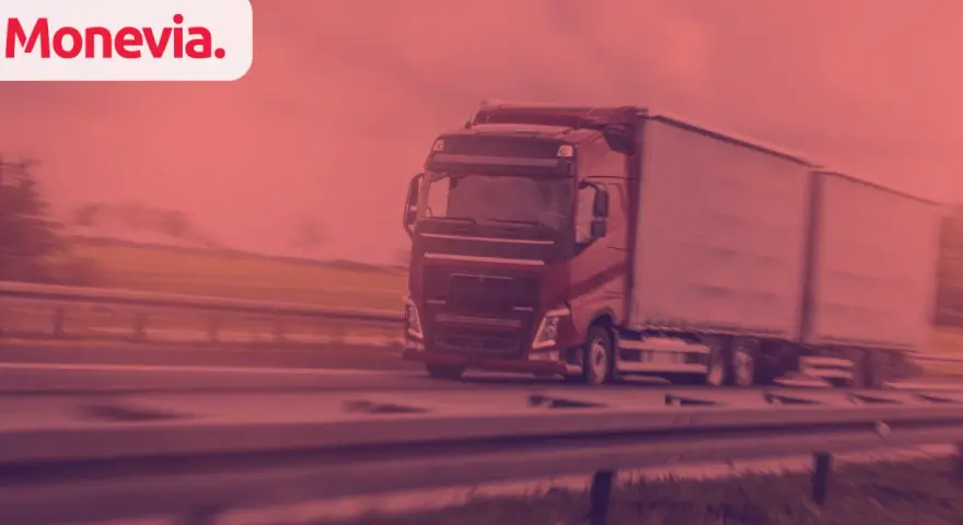 Czerwona ciężarówka z naczepą pędzi autostradą. To symbol sprawnego transportu, który dzięki Monevia może zyskać pakiet mobilności dodatkowe 2 godziny.
